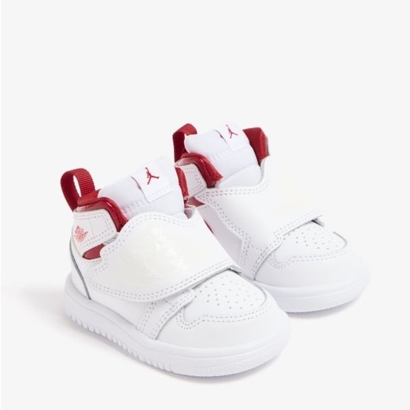 Toddler 10c sky jordan 1 mid
"summit white varsity red" brand new with box - Picture 6 of 11